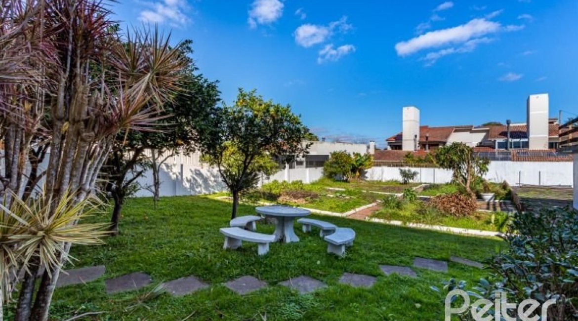 Casa à venda com 564m², 5 dormitórios, 2 suítes, 4 vagas, no bairro Vila Assunção em Porto Alegre