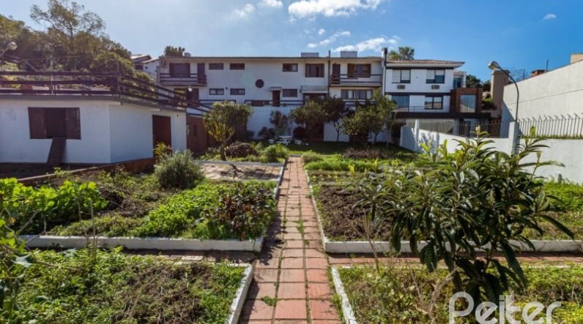 Casa à venda com 564m², 5 dormitórios, 2 suítes, 4 vagas, no bairro Vila Assunção em Porto Alegre