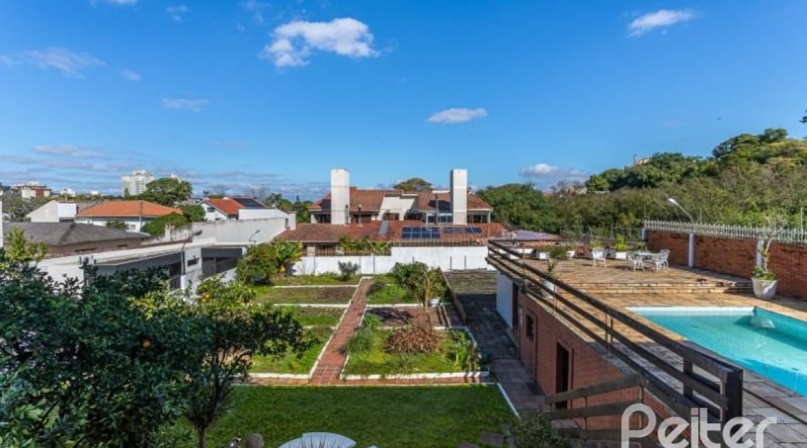 Casa à venda com 564m², 5 dormitórios, 2 suítes, 4 vagas, no bairro Vila Assunção em Porto Alegre