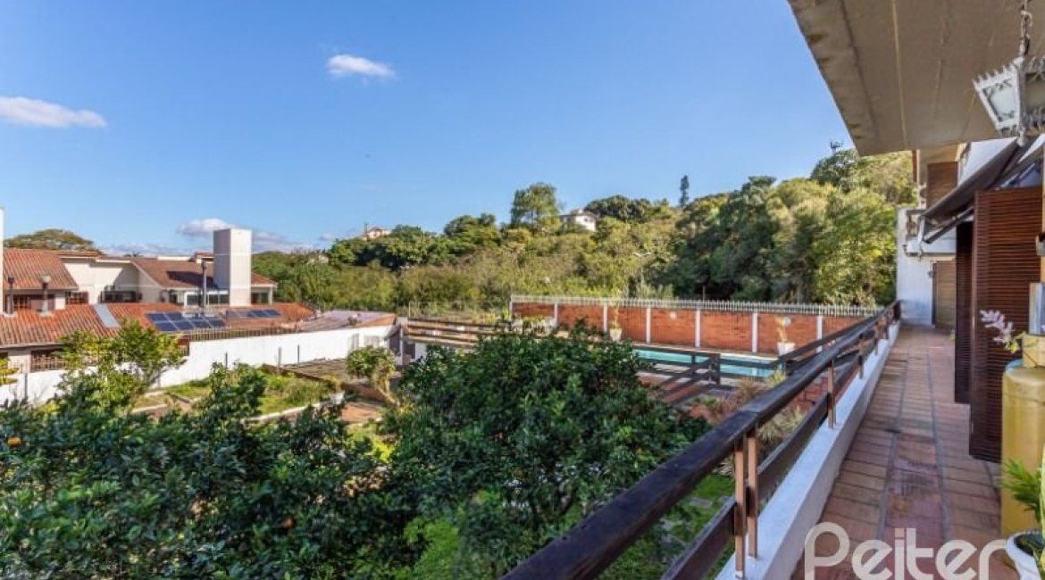 Casa à venda com 564m², 5 dormitórios, 2 suítes, 4 vagas, no bairro Vila Assunção em Porto Alegre