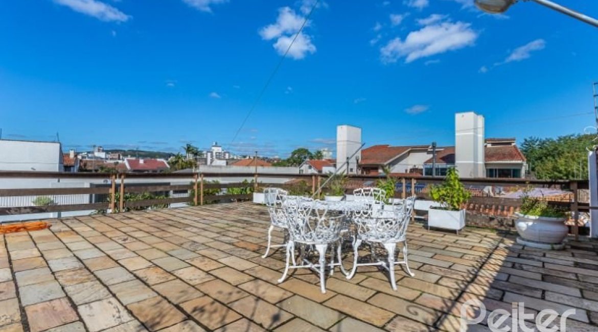 Casa à venda com 564m², 5 dormitórios, 2 suítes, 4 vagas, no bairro Vila Assunção em Porto Alegre