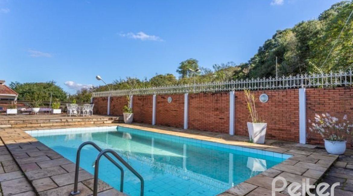 Casa à venda com 564m², 5 dormitórios, 2 suítes, 4 vagas, no bairro Vila Assunção em Porto Alegre