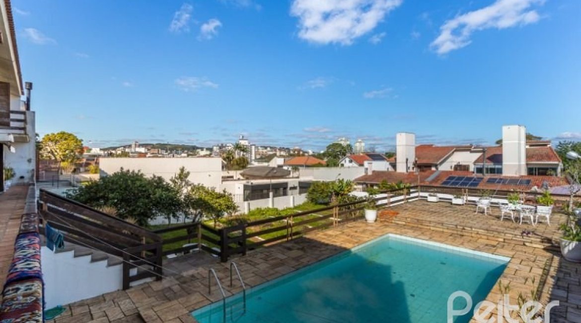 Casa à venda com 564m², 5 dormitórios, 2 suítes, 4 vagas, no bairro Vila Assunção em Porto Alegre