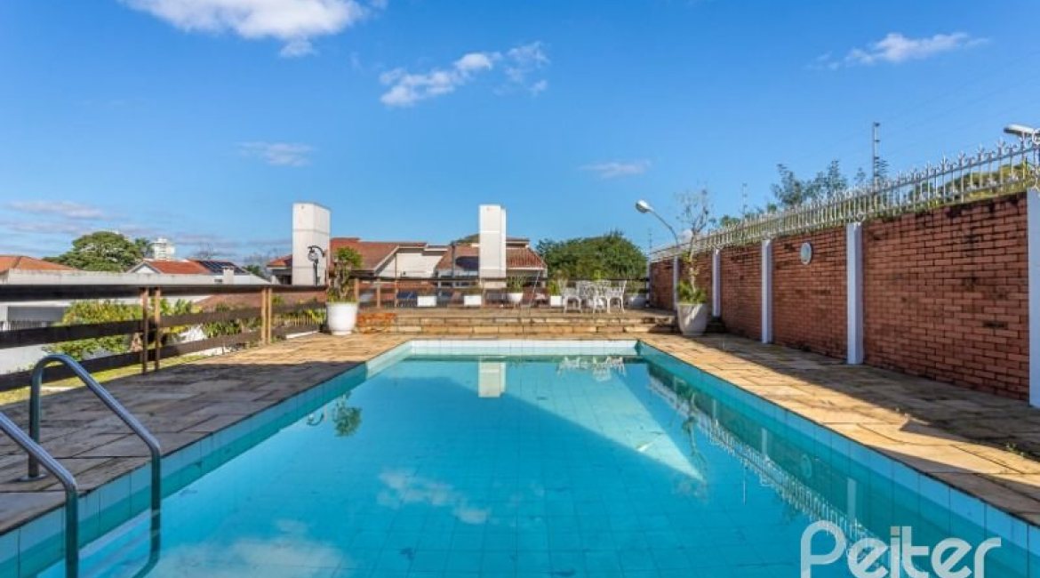 Casa à venda com 564m², 5 dormitórios, 2 suítes, 4 vagas, no bairro Vila Assunção em Porto Alegre