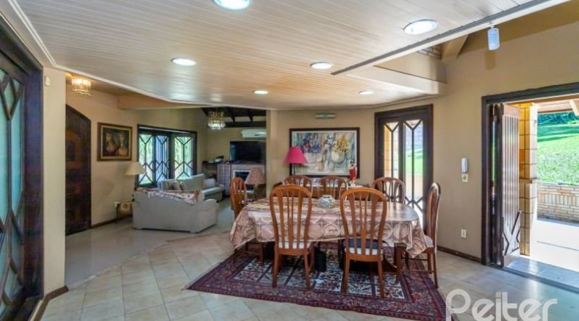 Casa à venda com 600m², 4 dormitórios, 4 suítes, 4 vagas, no bairro Vila Conceição em Porto Alegre