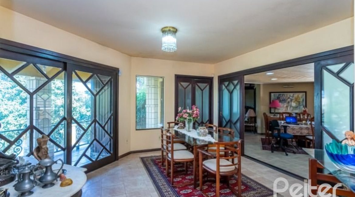 Casa à venda com 600m², 4 dormitórios, 4 suítes, 4 vagas, no bairro Vila Conceição em Porto Alegre