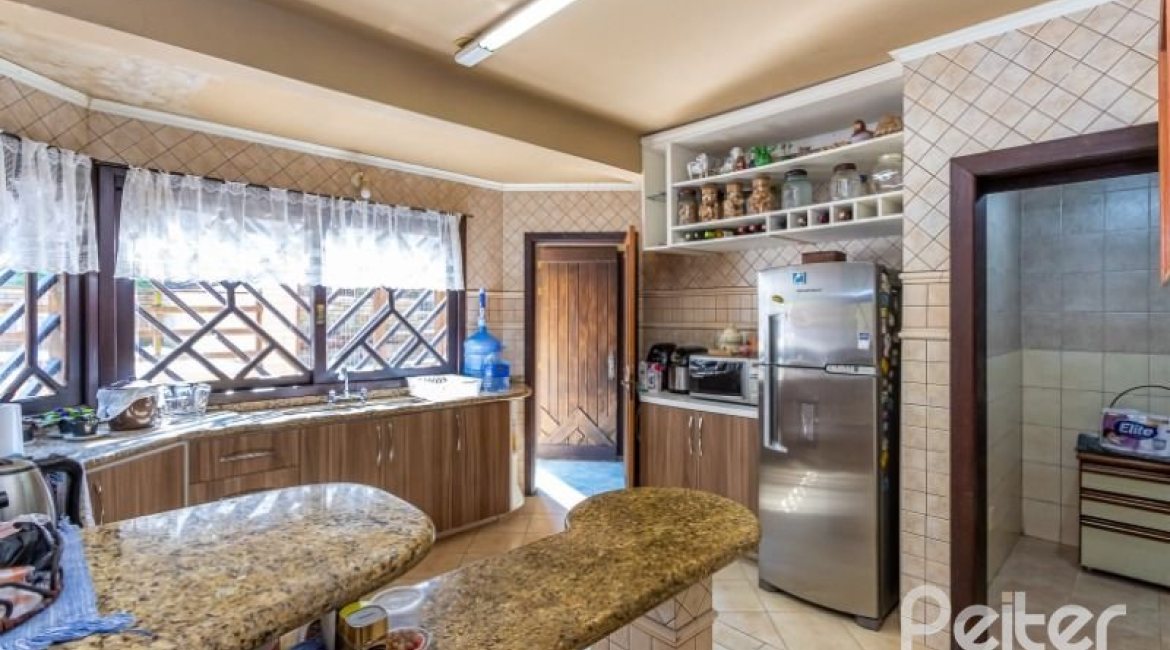 Casa à venda com 600m², 4 dormitórios, 4 suítes, 4 vagas, no bairro Vila Conceição em Porto Alegre