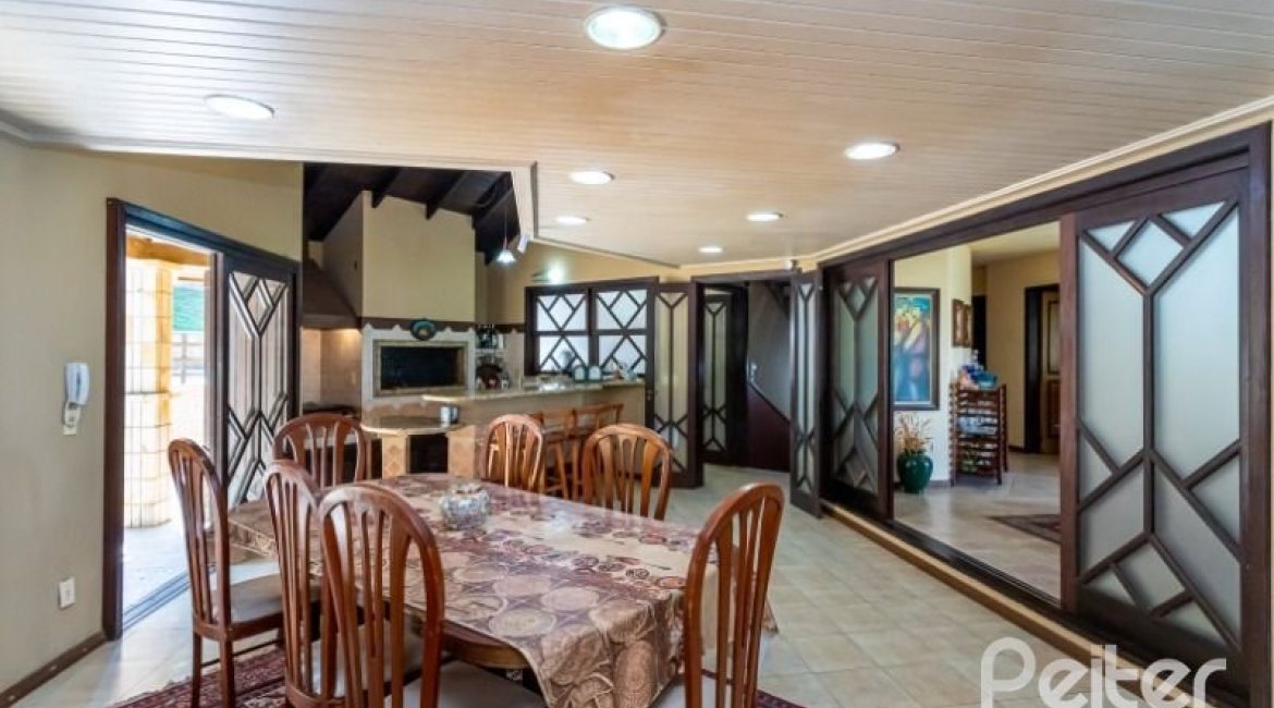 Casa à venda com 600m², 4 dormitórios, 4 suítes, 4 vagas, no bairro Vila Conceição em Porto Alegre