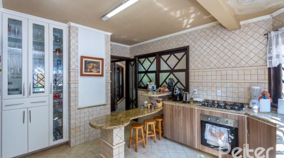 Casa à venda com 600m², 4 dormitórios, 4 suítes, 4 vagas, no bairro Vila Conceição em Porto Alegre