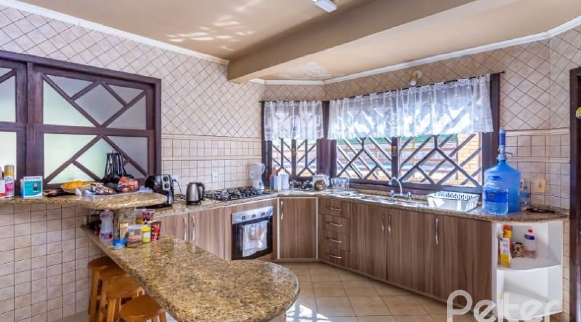 Casa à venda com 600m², 4 dormitórios, 4 suítes, 4 vagas, no bairro Vila Conceição em Porto Alegre