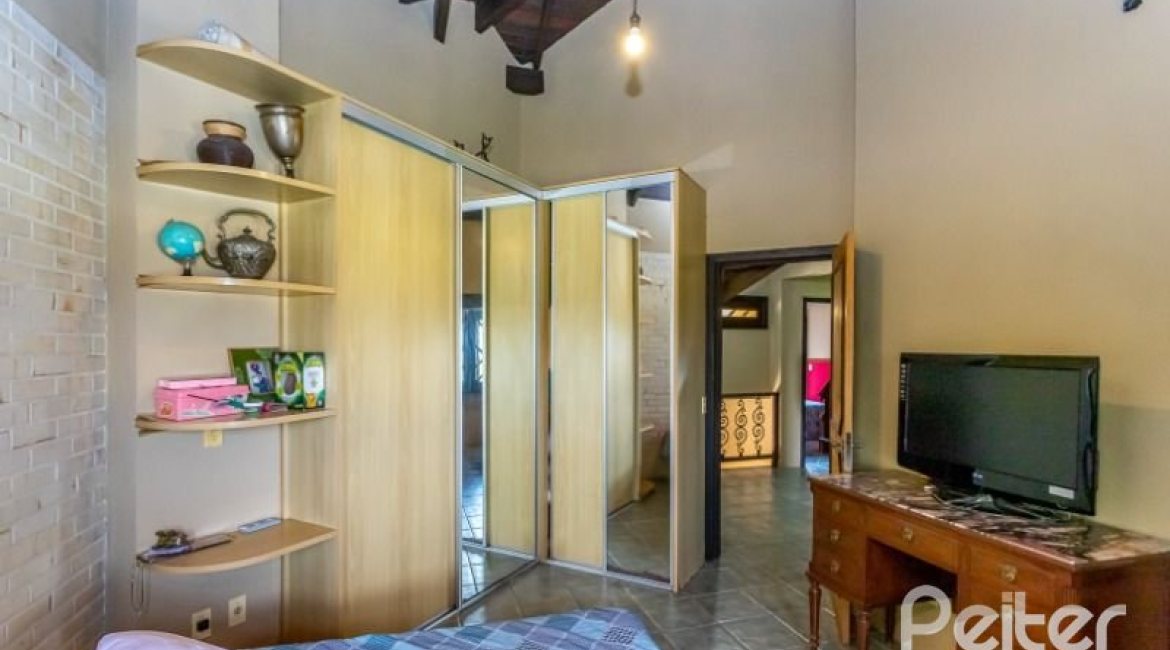 Casa à venda com 600m², 4 dormitórios, 4 suítes, 4 vagas, no bairro Vila Conceição em Porto Alegre