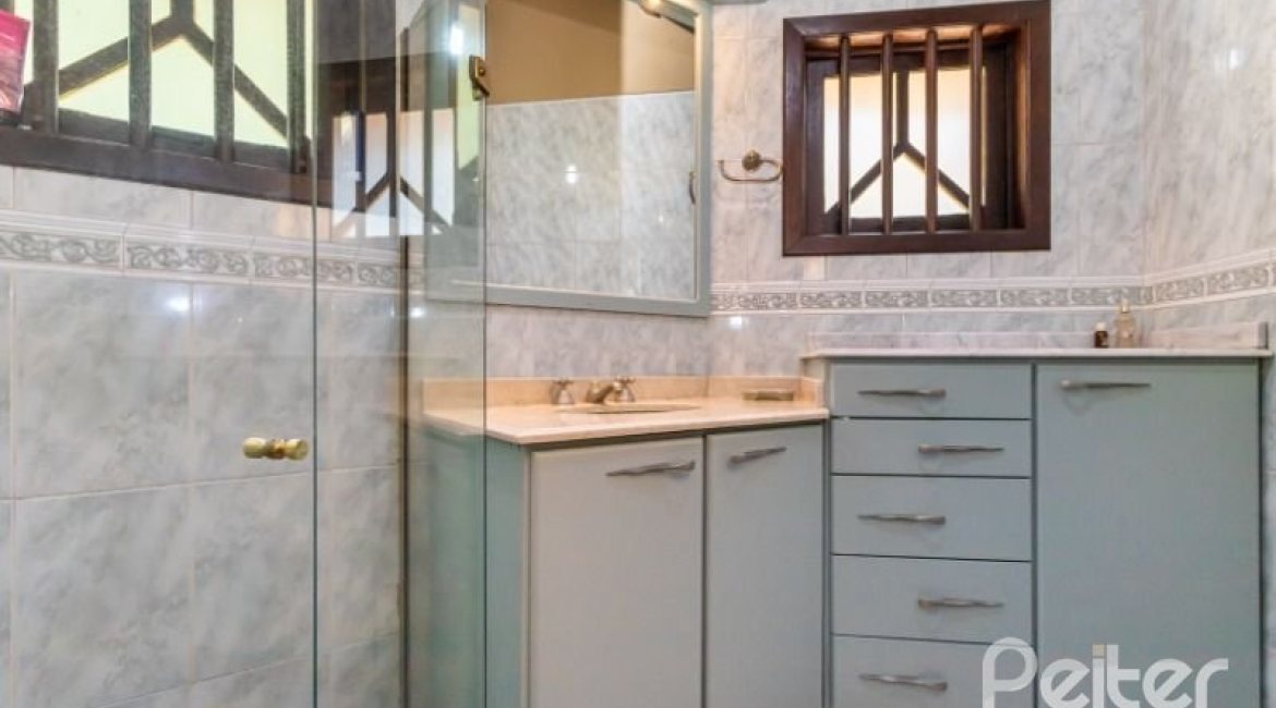 Casa à venda com 600m², 4 dormitórios, 4 suítes, 4 vagas, no bairro Vila Conceição em Porto Alegre