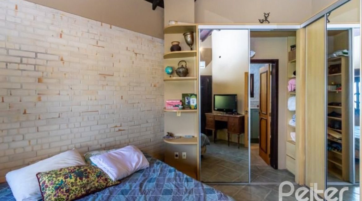 Casa à venda com 600m², 4 dormitórios, 4 suítes, 4 vagas, no bairro Vila Conceição em Porto Alegre