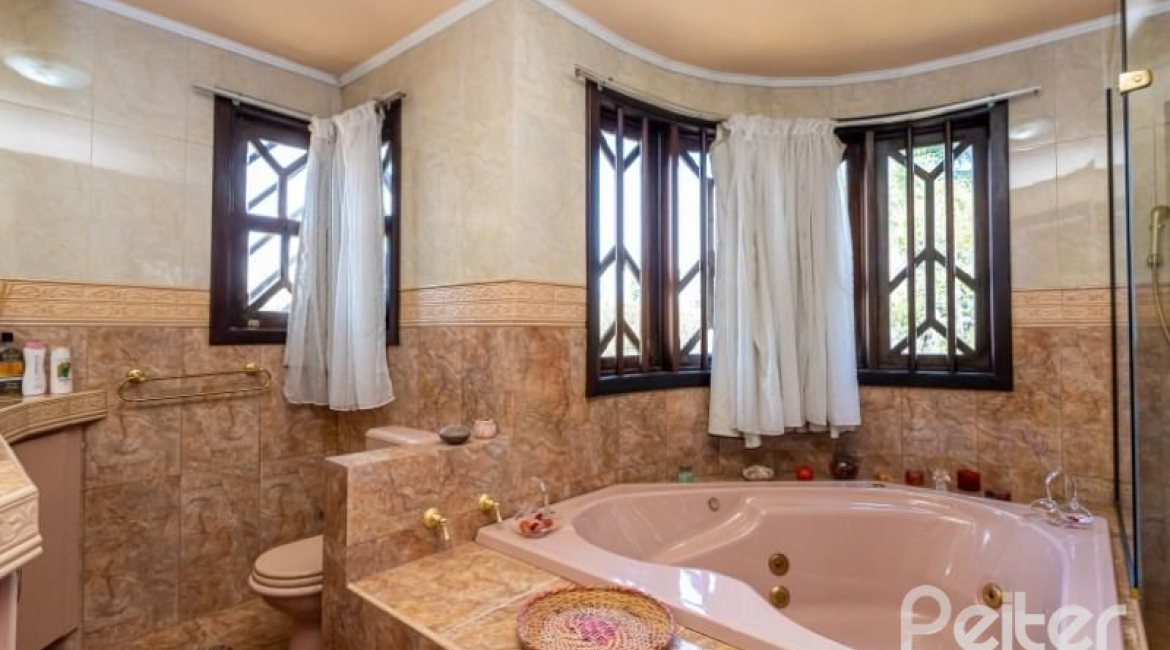 Casa à venda com 600m², 4 dormitórios, 4 suítes, 4 vagas, no bairro Vila Conceição em Porto Alegre