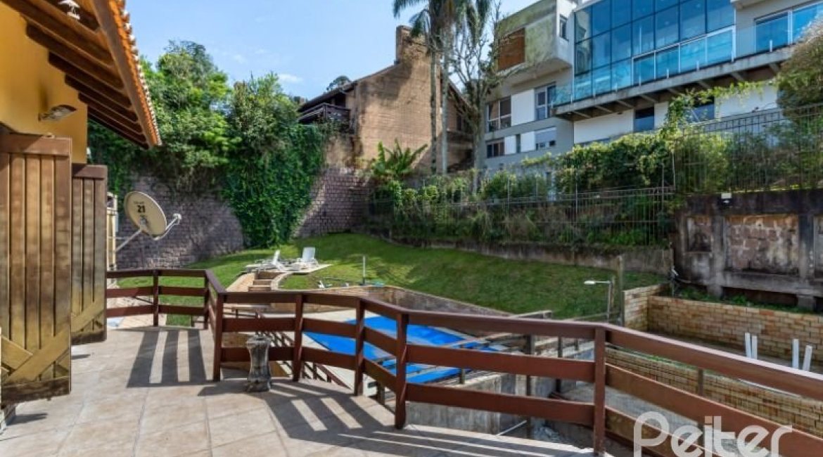 Casa à venda com 600m², 4 dormitórios, 4 suítes, 4 vagas, no bairro Vila Conceição em Porto Alegre