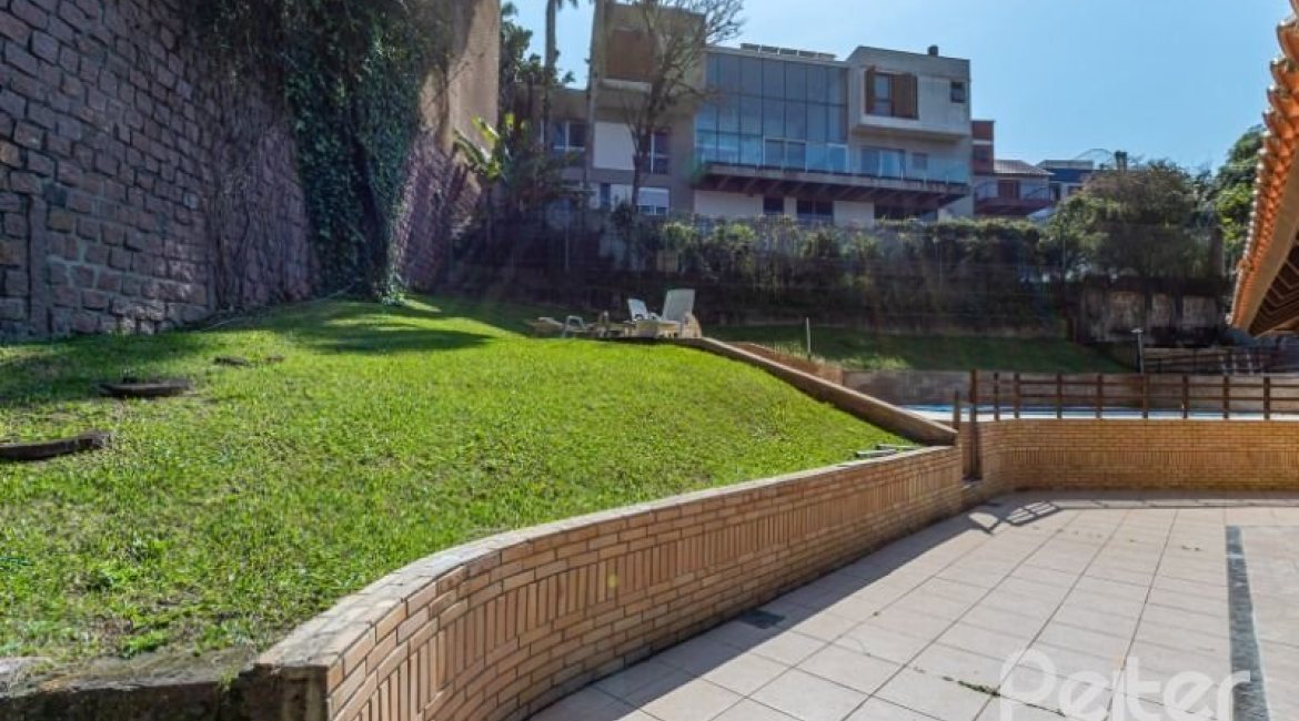 Casa à venda com 600m², 4 dormitórios, 4 suítes, 4 vagas, no bairro Vila Conceição em Porto Alegre
