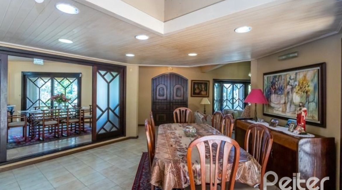 Casa à venda com 600m², 4 dormitórios, 4 suítes, 4 vagas, no bairro Vila Conceição em Porto Alegre