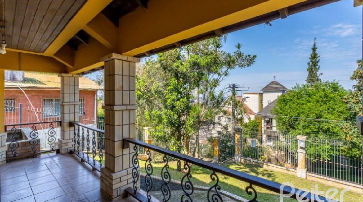 Casa à venda com 600m², 4 dormitórios, 4 suítes, 4 vagas, no bairro Vila Conceição em Porto Alegre