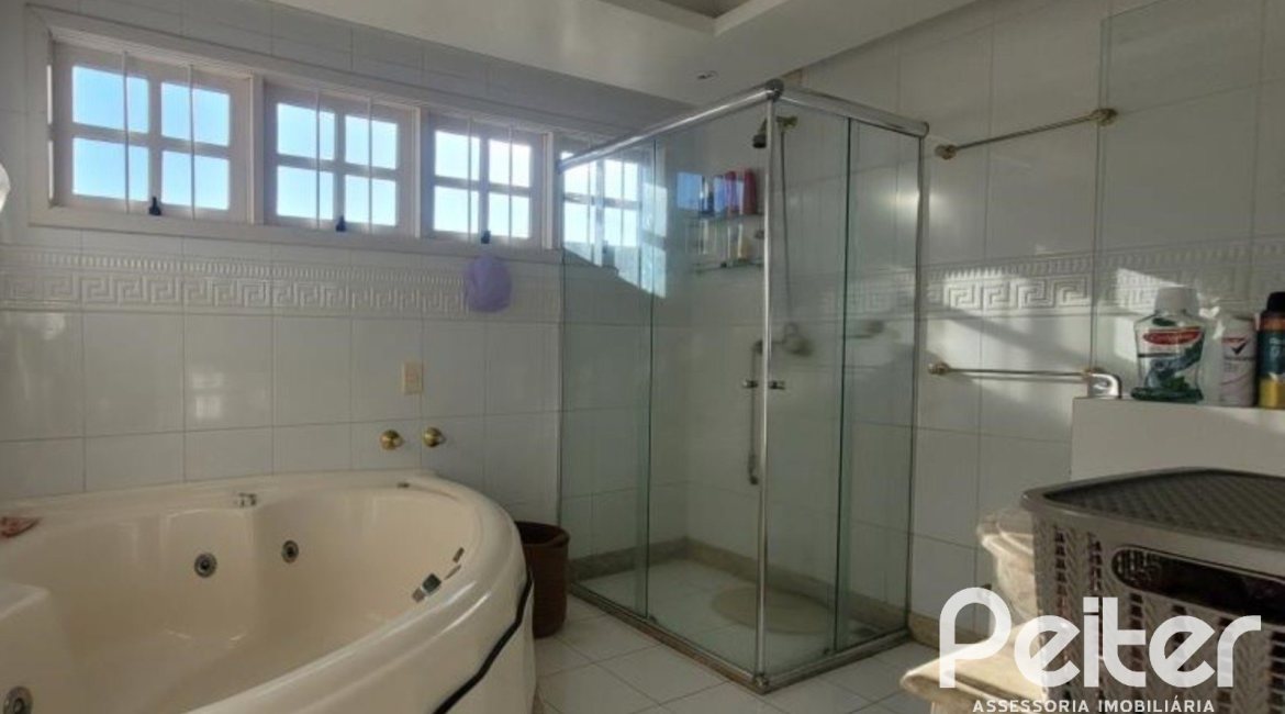 Casa à venda com 351m², 4 dormitórios, 1 suíte, 2 vagas, no bairro Ipanema em Porto Alegre