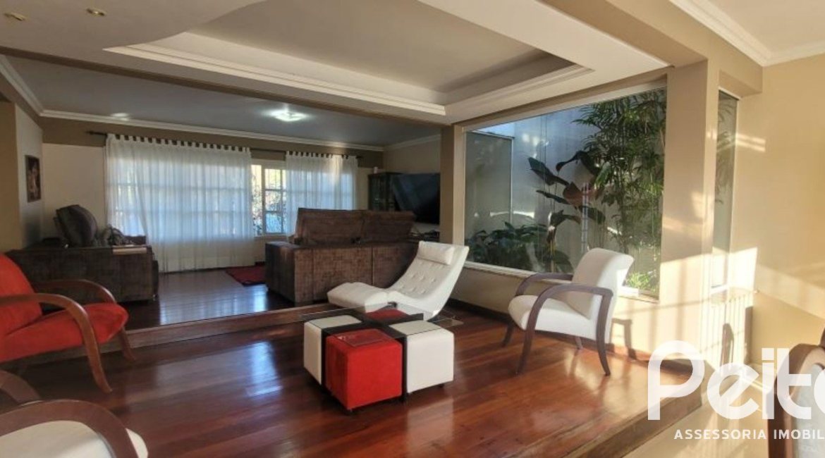 Casa à venda com 351m², 4 dormitórios, 1 suíte, 2 vagas, no bairro Ipanema em Porto Alegre