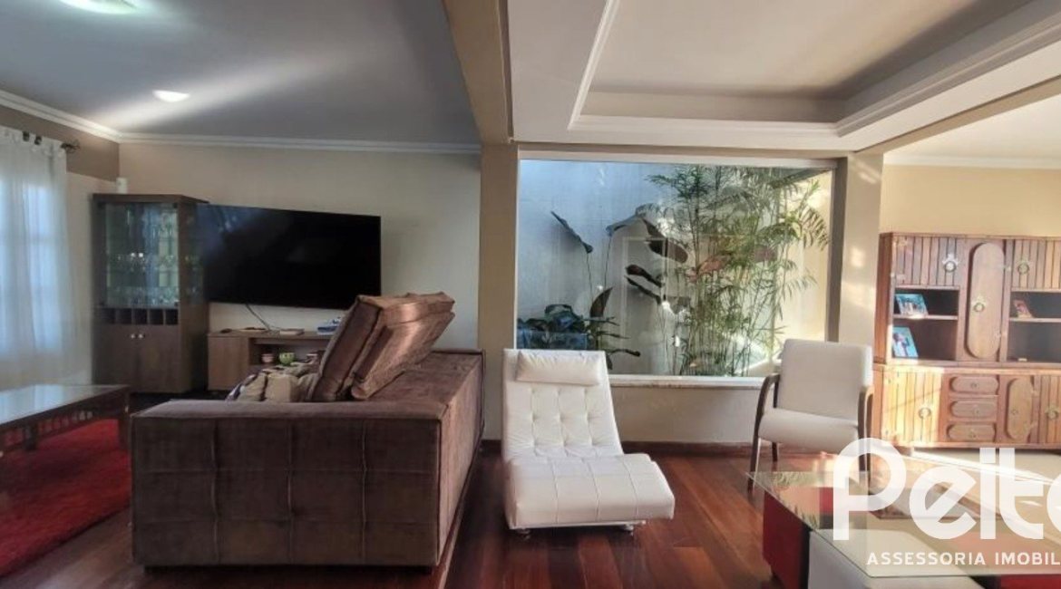 Casa à venda com 351m², 4 dormitórios, 1 suíte, 2 vagas, no bairro Ipanema em Porto Alegre