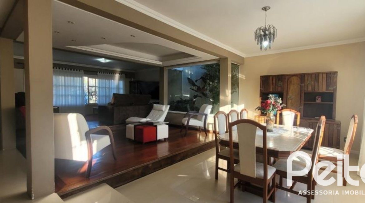 Casa à venda com 351m², 4 dormitórios, 1 suíte, 2 vagas, no bairro Ipanema em Porto Alegre