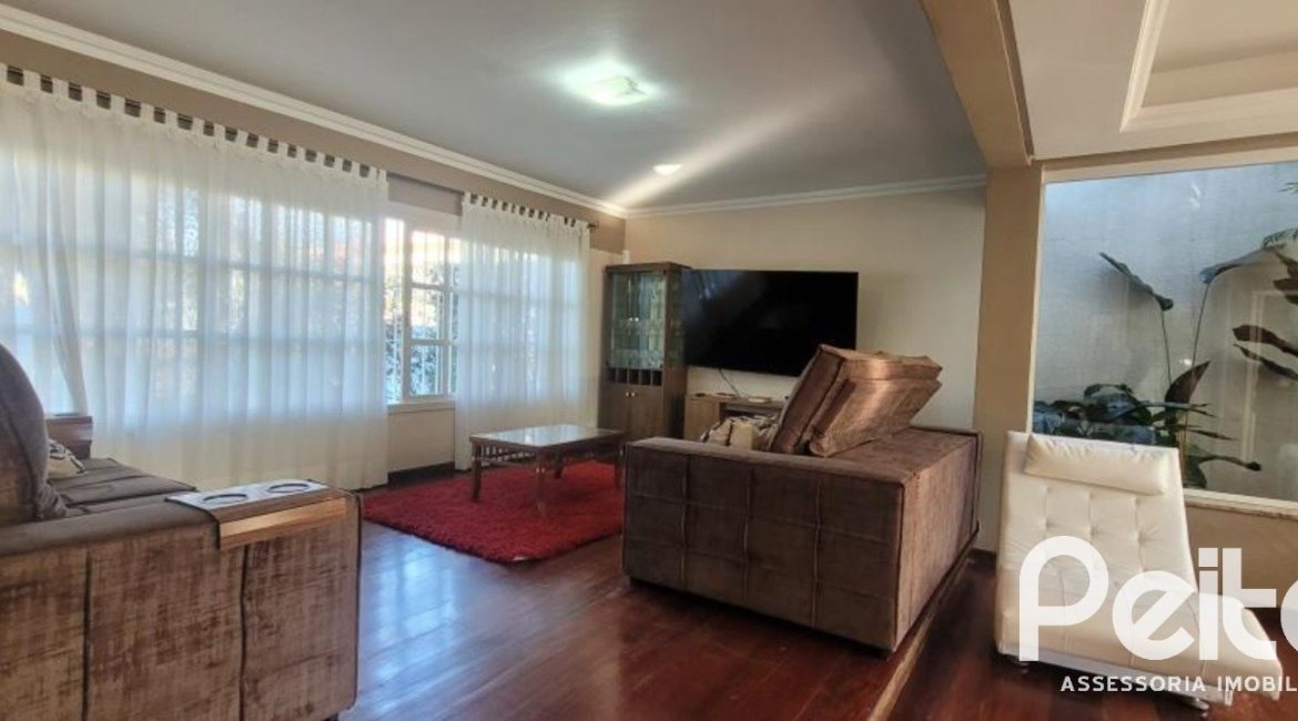 Casa à venda com 351m², 4 dormitórios, 1 suíte, 2 vagas, no bairro Ipanema em Porto Alegre