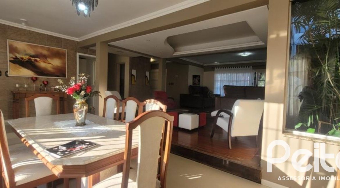 Casa à venda com 351m², 4 dormitórios, 1 suíte, 2 vagas, no bairro Ipanema em Porto Alegre