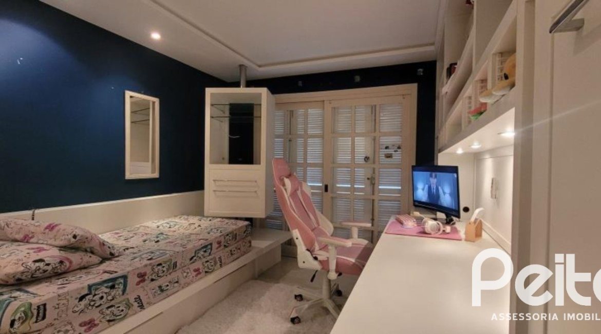 Casa à venda com 351m², 4 dormitórios, 1 suíte, 2 vagas, no bairro Ipanema em Porto Alegre