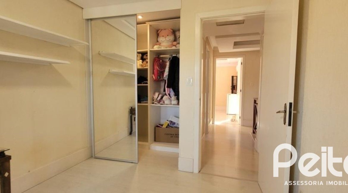 Casa à venda com 351m², 4 dormitórios, 1 suíte, 2 vagas, no bairro Ipanema em Porto Alegre