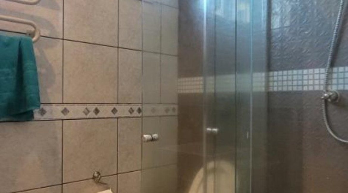 Casa à venda com 351m², 4 dormitórios, 1 suíte, 2 vagas, no bairro Ipanema em Porto Alegre