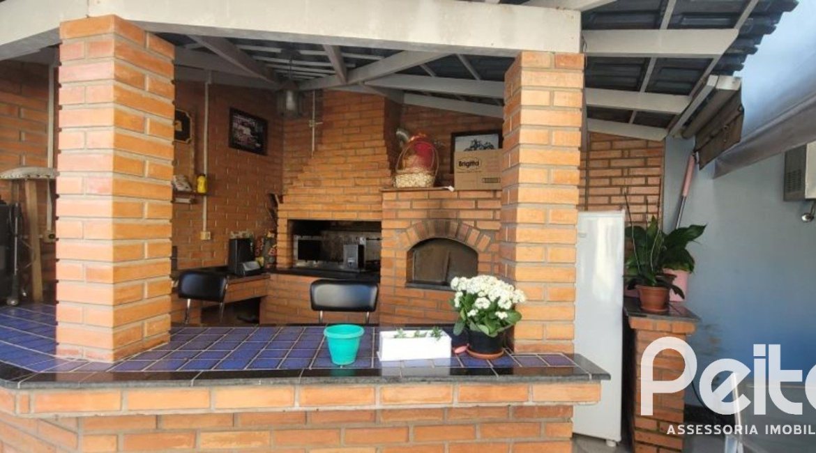 Casa à venda com 351m², 4 dormitórios, 1 suíte, 2 vagas, no bairro Ipanema em Porto Alegre