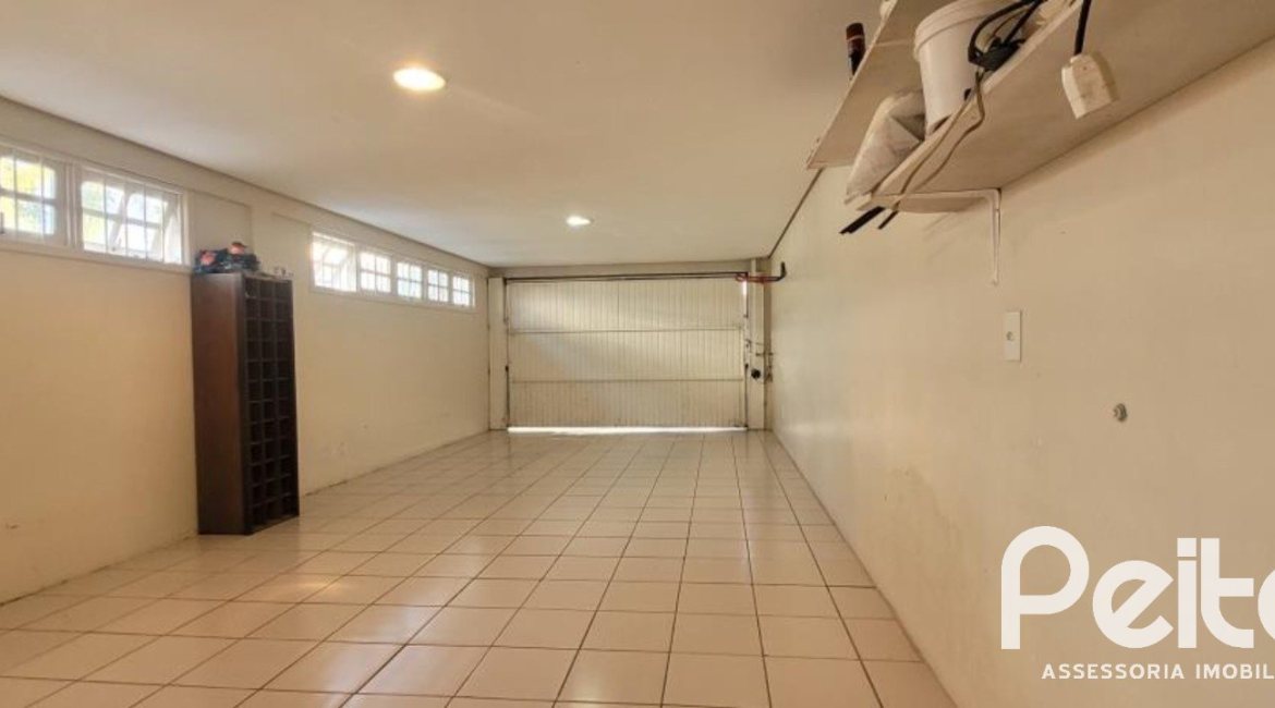 Casa à venda com 351m², 4 dormitórios, 1 suíte, 2 vagas, no bairro Ipanema em Porto Alegre