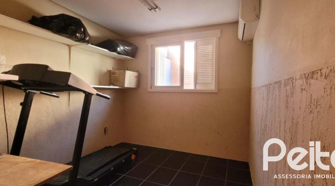 Casa à venda com 351m², 4 dormitórios, 1 suíte, 2 vagas, no bairro Ipanema em Porto Alegre