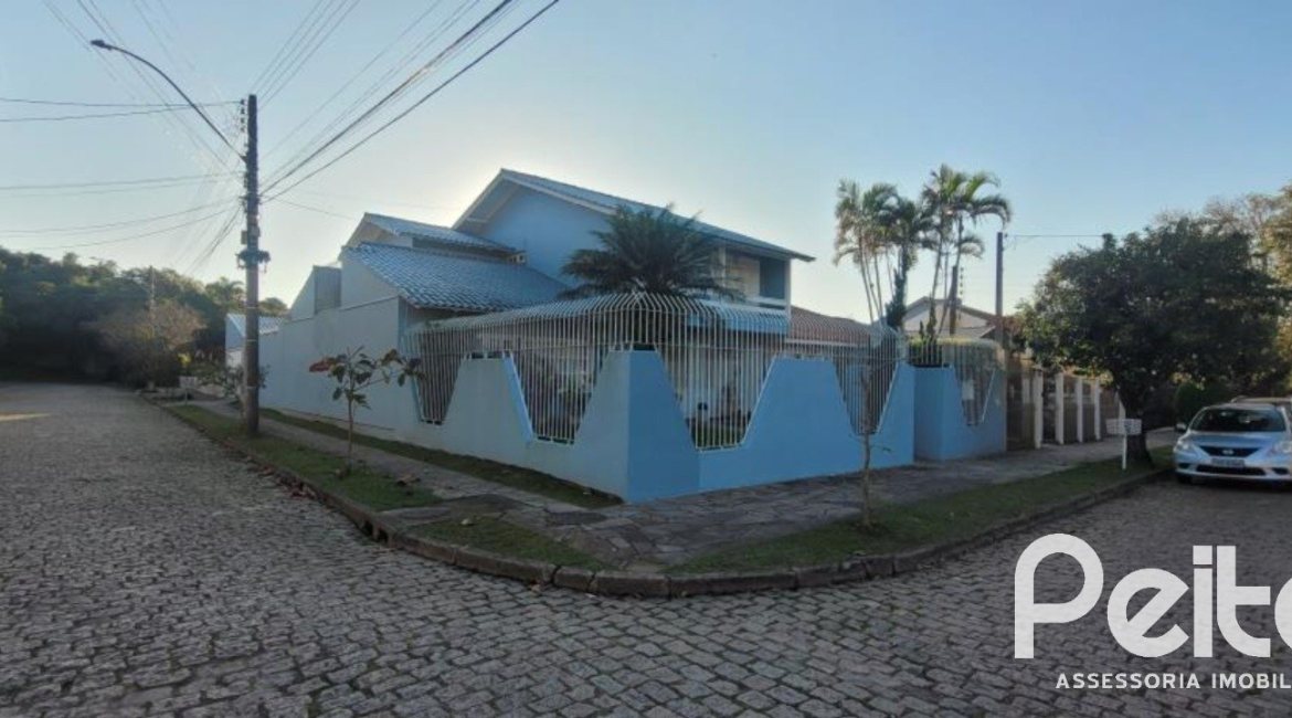 Casa à venda com 351m², 4 dormitórios, 1 suíte, 2 vagas, no bairro Ipanema em Porto Alegre