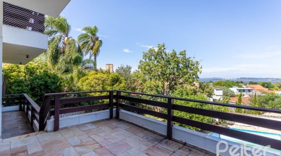 Casa à venda com 519m², 4 dormitórios, 4 suítes, 4 vagas, no bairro Vila Assuncao em Porto Alegre