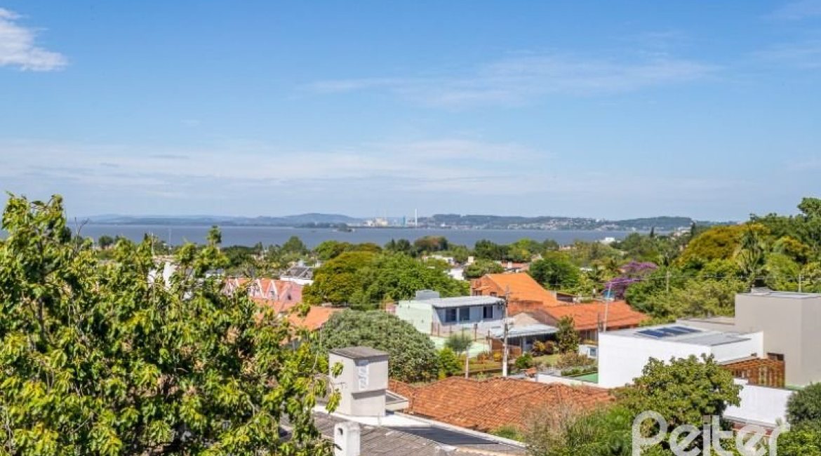 Casa à venda com 519m², 4 dormitórios, 4 suítes, 4 vagas, no bairro Vila Assuncao em Porto Alegre