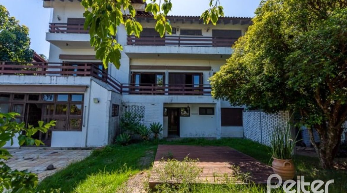Casa à venda com 519m², 4 dormitórios, 4 suítes, 4 vagas, no bairro Vila Assuncao em Porto Alegre