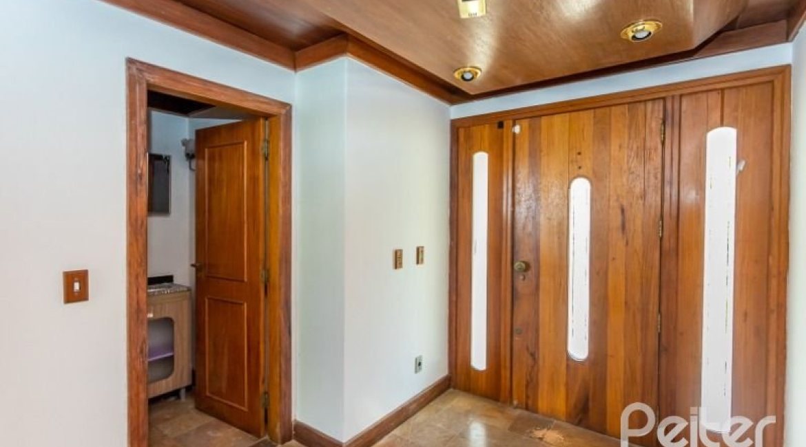 Casa à venda com 519m², 4 dormitórios, 4 suítes, 4 vagas, no bairro Vila Assuncao em Porto Alegre