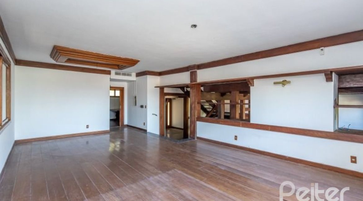 Casa à venda com 519m², 4 dormitórios, 4 suítes, 4 vagas, no bairro Vila Assuncao em Porto Alegre