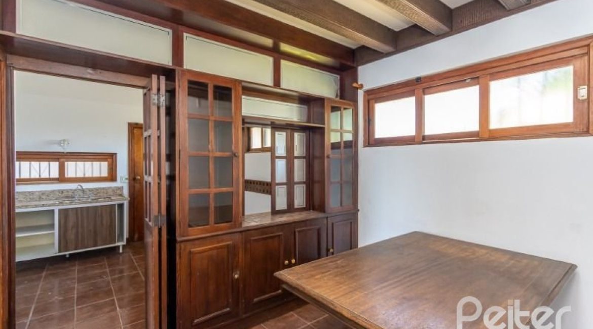 Casa à venda com 519m², 4 dormitórios, 4 suítes, 4 vagas, no bairro Vila Assuncao em Porto Alegre