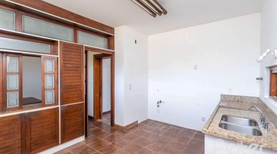 Casa à venda com 519m², 4 dormitórios, 4 suítes, 4 vagas, no bairro Vila Assuncao em Porto Alegre