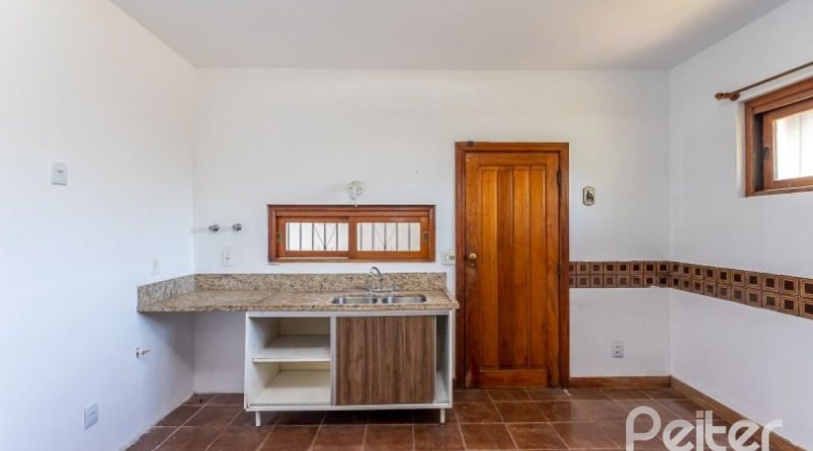 Casa à venda com 519m², 4 dormitórios, 4 suítes, 4 vagas, no bairro Vila Assuncao em Porto Alegre