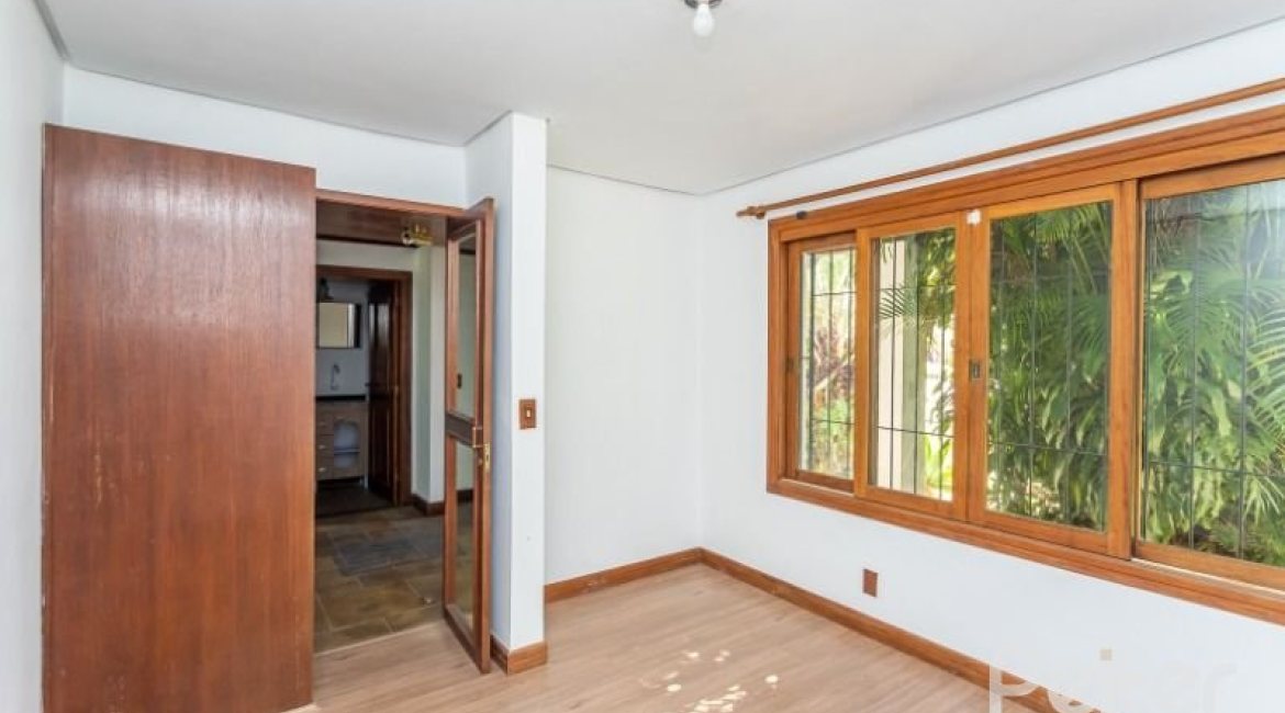 Casa à venda com 519m², 4 dormitórios, 4 suítes, 4 vagas, no bairro Vila Assuncao em Porto Alegre