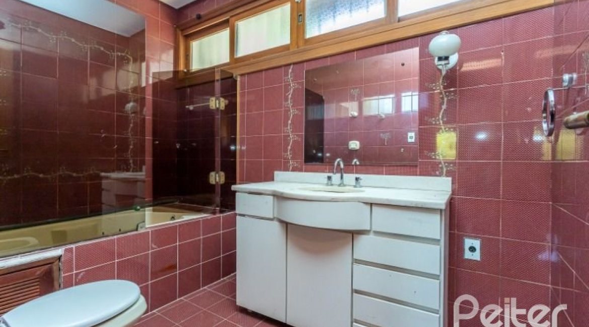 Casa à venda com 519m², 4 dormitórios, 4 suítes, 4 vagas, no bairro Vila Assuncao em Porto Alegre