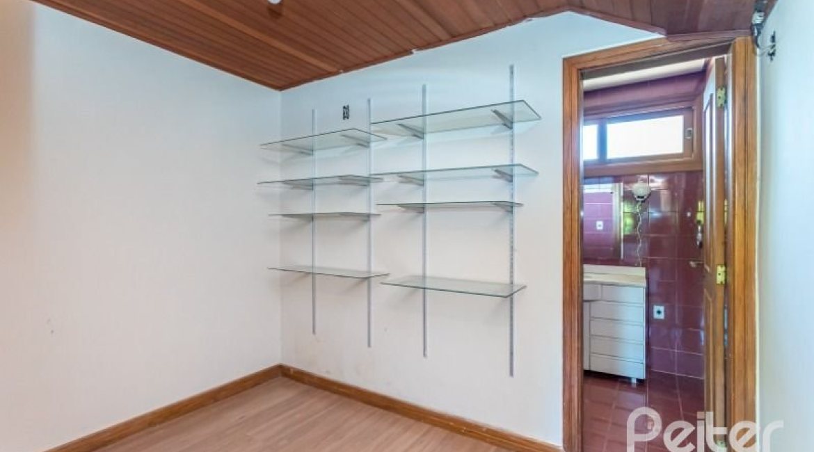 Casa à venda com 519m², 4 dormitórios, 4 suítes, 4 vagas, no bairro Vila Assuncao em Porto Alegre