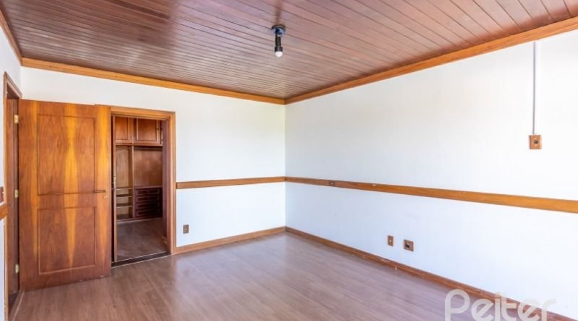 Casa à venda com 519m², 4 dormitórios, 4 suítes, 4 vagas, no bairro Vila Assuncao em Porto Alegre