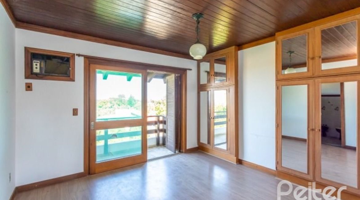 Casa à venda com 519m², 4 dormitórios, 4 suítes, 4 vagas, no bairro Vila Assuncao em Porto Alegre