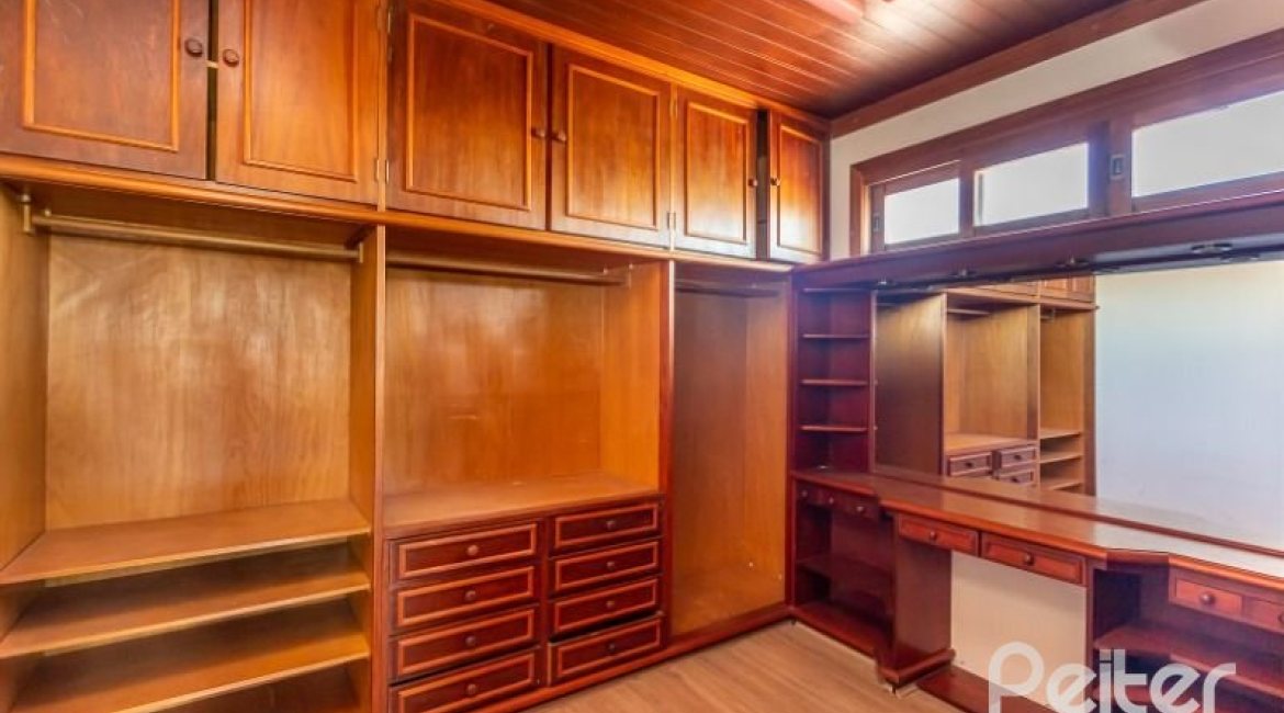 Casa à venda com 519m², 4 dormitórios, 4 suítes, 4 vagas, no bairro Vila Assuncao em Porto Alegre