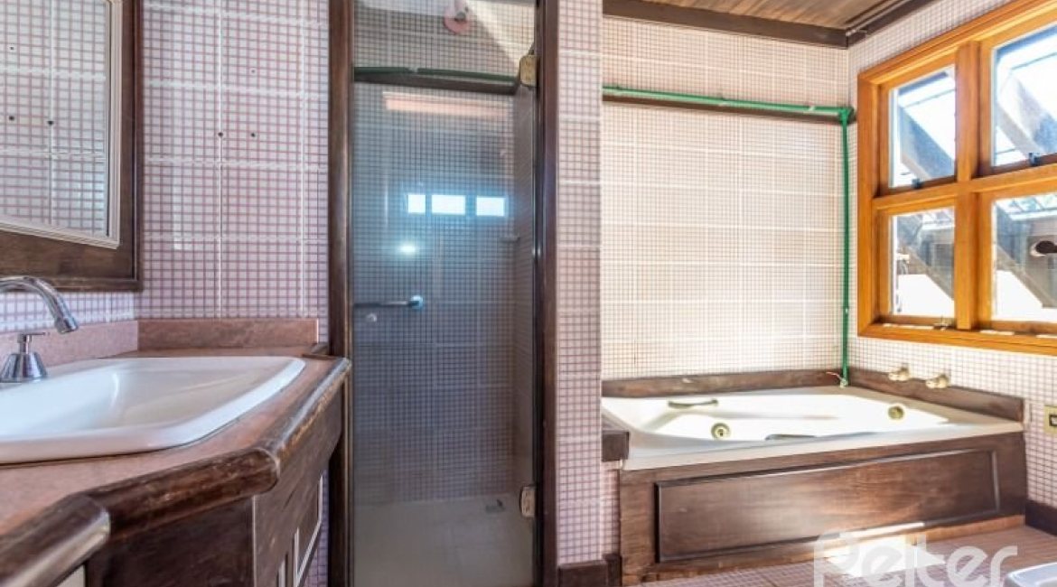 Casa à venda com 519m², 4 dormitórios, 4 suítes, 4 vagas, no bairro Vila Assuncao em Porto Alegre